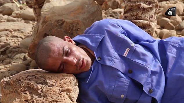 Statul Islamic a dezvaluit un clip cu o noua metoda socanta de executie: au zdrobit cu pietre un prizonier din Yemen