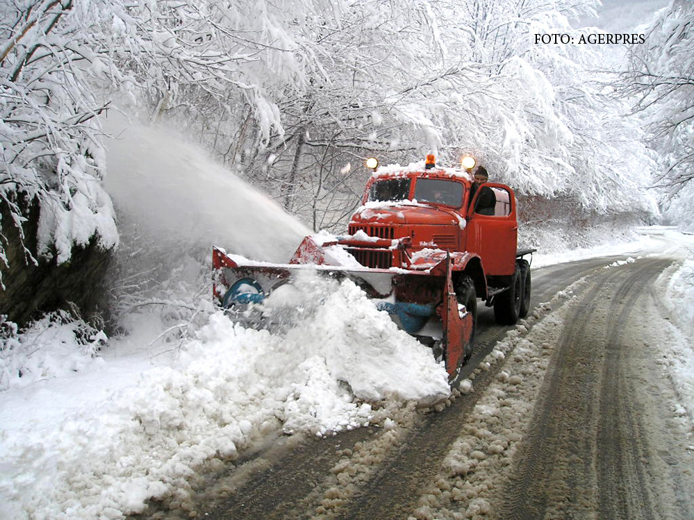 Cu o saptamana inainte sa inceapa vara, drumarii DESZAPEZESC o sosea din Romania. Cand se va circula normal
