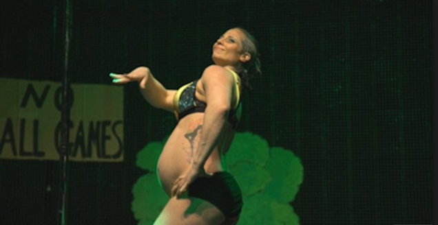 A participat la un concurs de dans la bara, desi este insarcinata in 7 luni si jumatate. Momentul cu care a impresionat VIDEO