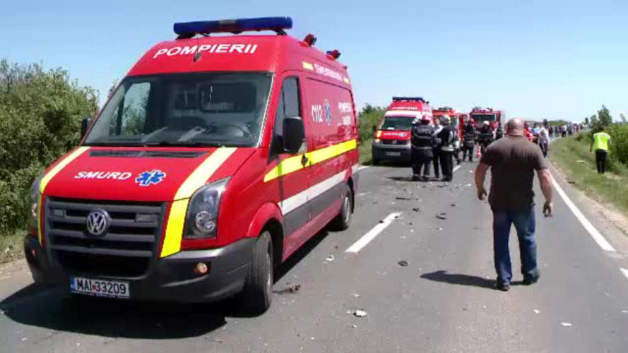 Un autobuz cu 15 pasageri, lovit in plin de o masina intrata pe contrasens. Pompierii au intervenit cu 3 autospeciale