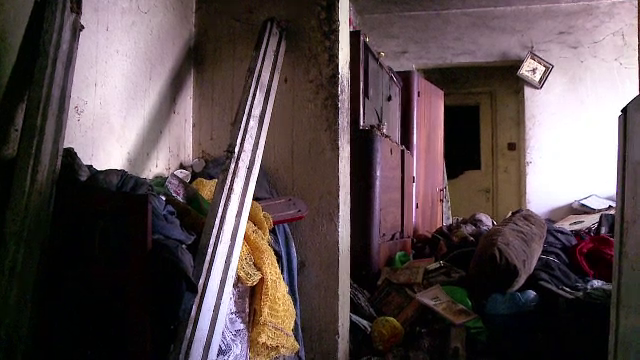 Locatarii unui bloc din Brasov, terorizati de un vecin care strange gunoaie in apartament: Ne ameninta ca ne da foc la masini