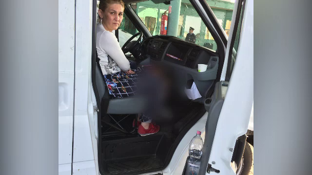 Descoperire socanta a politistilor de frontiera din Timis. Ce ascundea sub fusta o femeie care calatorea spre Italia