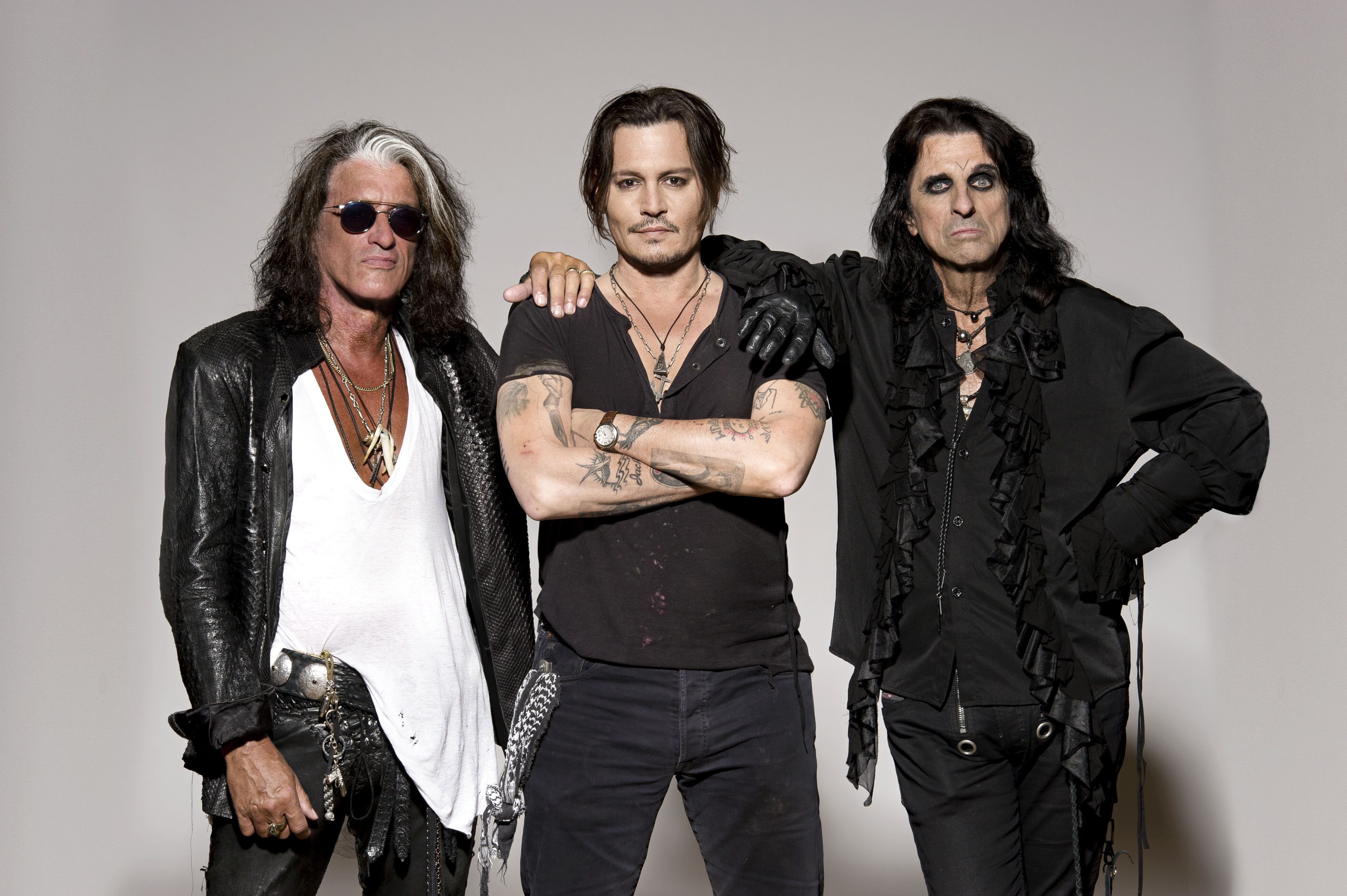 Raspunde ultimei provocari lansate de Alice Cooper si castiga bilete la concertul Hollywood Vampires. Intra in concurs