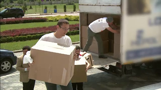 Listele cu 3 milioane de semnaturi pentru definirea casatoriei ca "uniune femeie-barbat" au fost aduse cu un camion la Senat