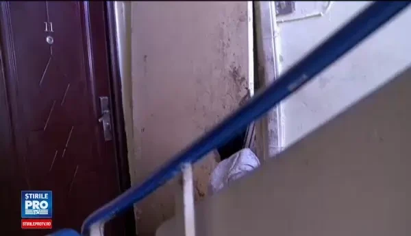 Locatarii unui bloc din Brasov, terorizati de un vecin care strange gunoaie in apartament: Ne ameninta ca ne da foc la masini