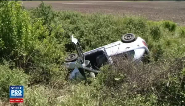 Un autobuz cu 15 pasageri, lovit in plin de o masina intrata pe contrasens. Pompierii au intervenit cu 3 autospeciale