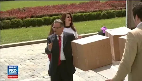 Listele cu 3 milioane de semnaturi pentru definirea casatoriei ca uniune femeie-barbat au fost aduse cu un camion la Senat