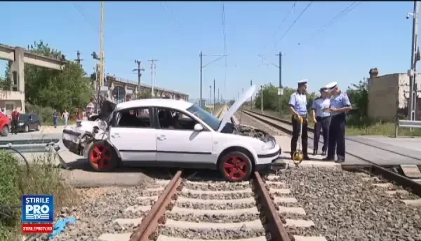 Au scapat cu viata dupa ce masina lor a fost lovita de tren, la Arad. Martori: Aveau muzica data tare si nu au auzit sirena