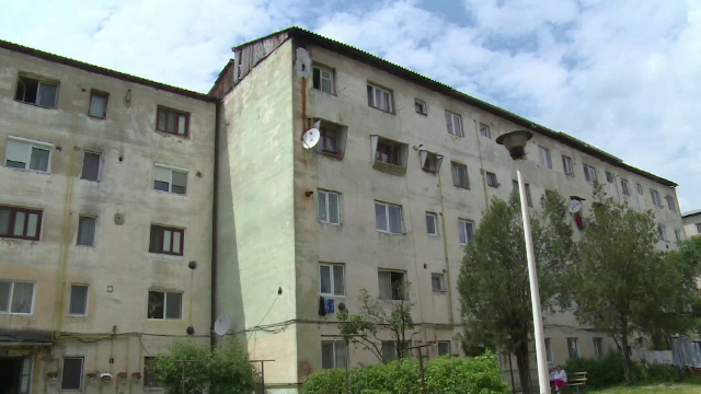 Cadavrul unui barbat, descoperit intr-un bloc din Dambovita dupa o saptamana. De ce locatarii nu au fost alertati de miros