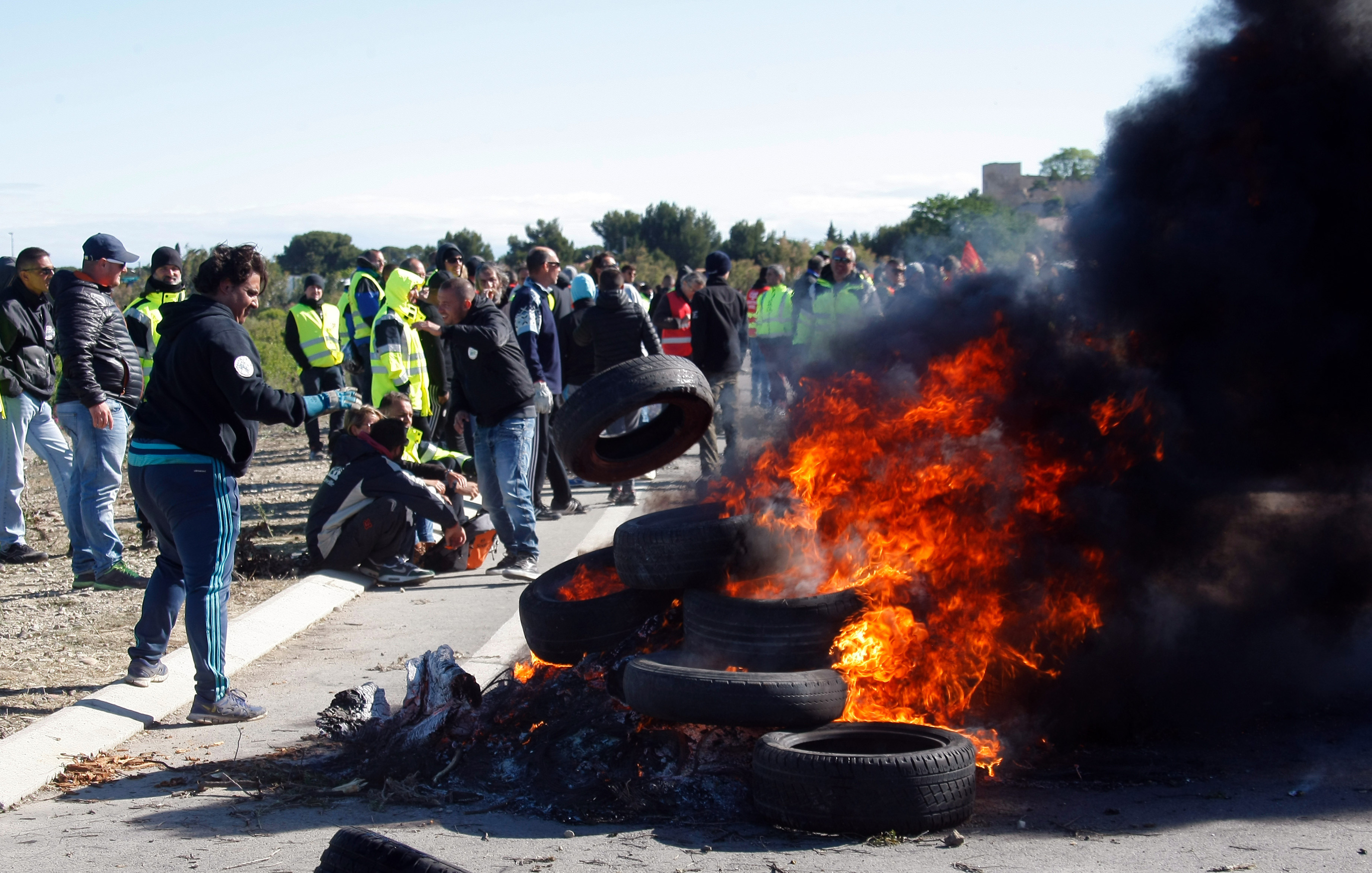 Interventie in forta a politistilor pentru a debloca o rafinarie din Franta. Sindicalistii acuza "o declaratie de razboi"