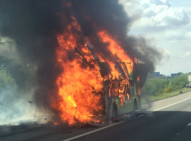 Un autocar cu peste 50 de elevi a luat foc in mers. Ce s-a intamplat cu copiii, dupa ce flacarile au cuprins caroseria