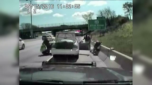 Gestul nesabuit al unei soferite trase pe dreapta de politie. Ce a surprins o camera montata pe masina ofiterilor: VIDEO