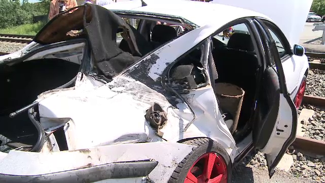 Un tanar a ajuns la spital, dupa ce masina in care se afla a fost lovita de tren. Explicatia soferului