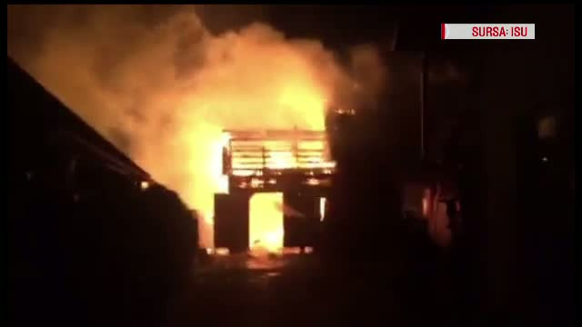 Doua gospodarii, cuprinse de flacari in Suceava. A fost nevoie de interventia a sapte autospeciale