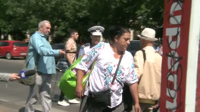 Razie a politiei pentru a-i sanctiona pe pietonii care traverseaza pe "rosu". Scuzele ridicole ale celor amendati