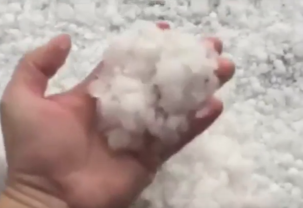 Vijelii puternice si grindina de cativa centimetri in Cluj. Mai multi soferi au ramas blocati in suvoaiele de apa. VIDEO