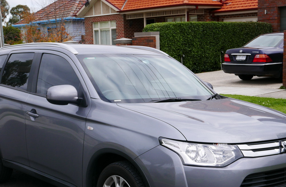 Motivul pentru care 20.000 de albine au urmarit timp de doua zile aceasta masina. Cum a fost rezolvata problema. FOTO