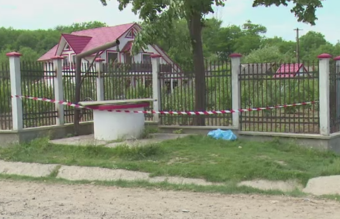Destin trist pentru un barbat in Vaslui. O femeie din sat l-a gasit mort in fantana, cand a mers sa scoata apa