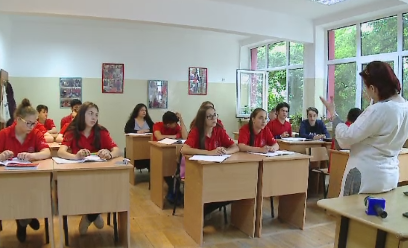 Ce inseamna invatamant "profesional-dual". Solutia prin care elevii scolilor profesionale se pot specializa la locul de munca