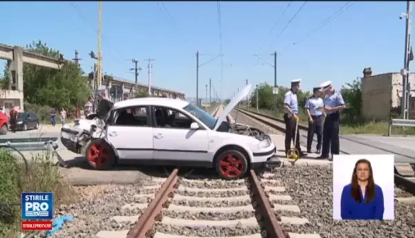 Un tanar a ajuns la spital, dupa ce masina in care se afla a fost lovita de tren. Explicatia soferului
