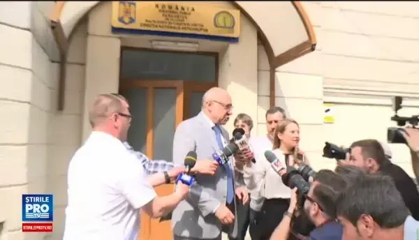 Fostul sef al CNAS Irinel Popescu, audiat la DNA. S-a enervat din cauza intrebarilor si a agresat o jurnalista. FOTO