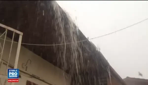 Vijelii puternice si grindina de cativa centimetri in Cluj. Mai multi soferi au ramas blocati in suvoaiele de apa. VIDEO