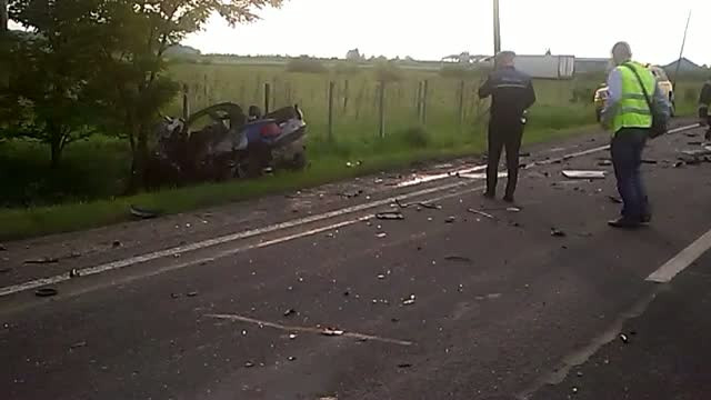 Un tanar de 29 de ani si-a pierdut viata, dupa ce a intrat cu masina intr-un TIR. Medicii nu au mai putut sa il ajute