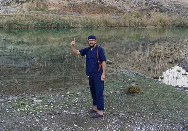 Medicul care si-a parasit familia pentru a se alatura Statului Islamic. Mesajele cumplite pentru care parintii l-au renegat