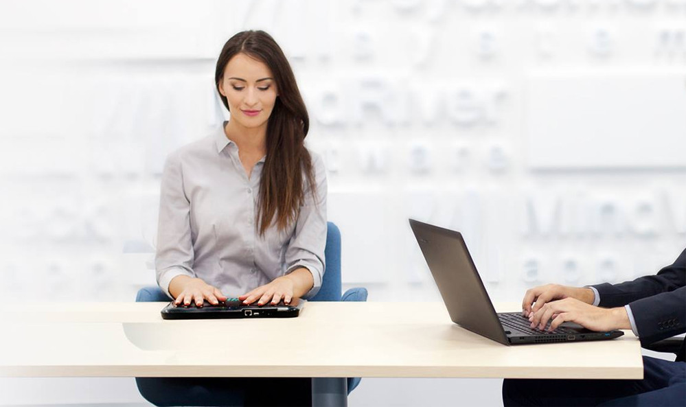 iLikeIT. Aparatul care iti citeste mintea prin maini a fost creat de o firma din Romania