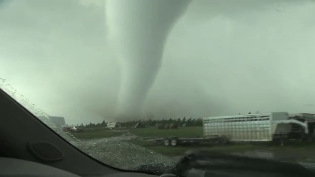 Imagini infricosatoare surprinse in SUA. Tornadele uriase au distrus locuintele din trei state si au blocat drumurile