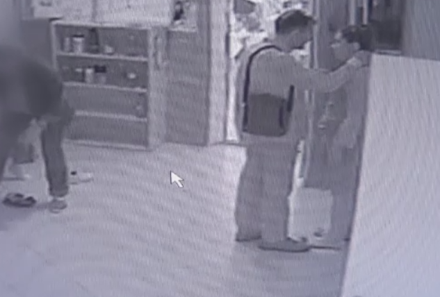 Suparat ca educatoarea i-a batut copilul, un barbat din Galati si-a facut singur dreptate. Ce i-a facut femeii, la gradinita