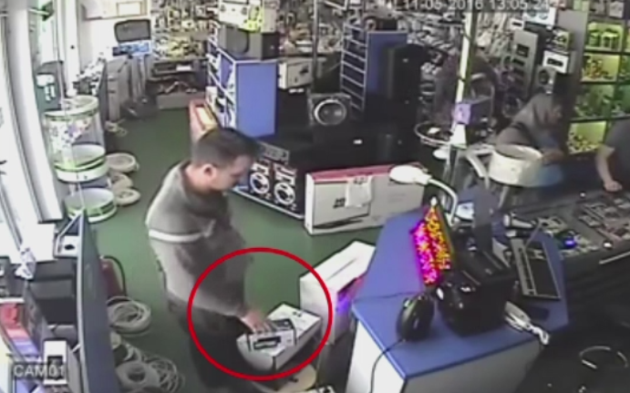 Camerele de supraveghere nu-i mai sperie pe hoti. Politistii sunt pe urmele unor indivizi care au furat electronice si haine