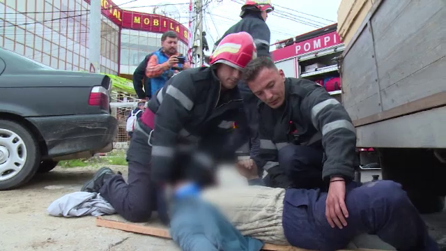 Un barbat din Arges era sa moara strivit, dupa ce o masina cu lemne a cazut peste el. Cum a fost salvat in mod miraculos