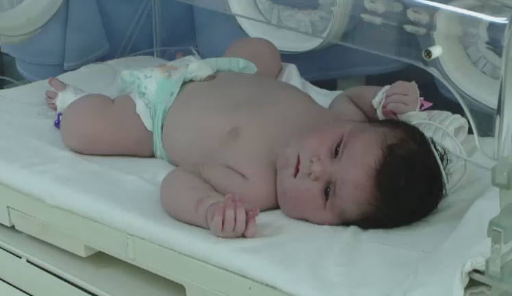 O femeie din Roman a nascut o fetita de 6 kilograme, un record pentru medicii din oras. In ce stare este copilul
