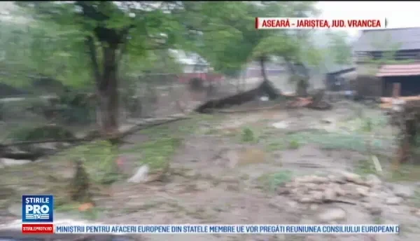 Inundatii in mai multe judete. Hidrologii au instituit cod rosu in bazinul raului Milcov. Sute de gospodarii, distruse