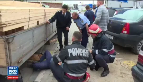 Un barbart din Arges era sa moara strivit, dupa ce o masina cu cherestrea a cazut peste el. Ce incerca sa faca in acel moment