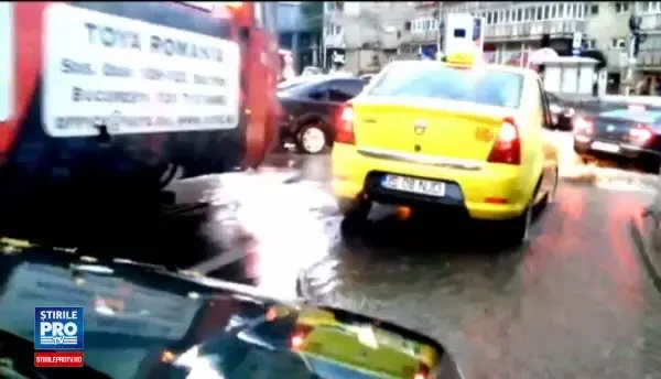 Grave inundatii in mai multe judete. Fantana arteziana care a aparut intr-o intersectie din Iasi