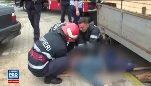 Un barbat din Arges era sa moara strivit, dupa ce o masina cu lemne a cazut peste el. Cum a fost salvat in mod miraculos