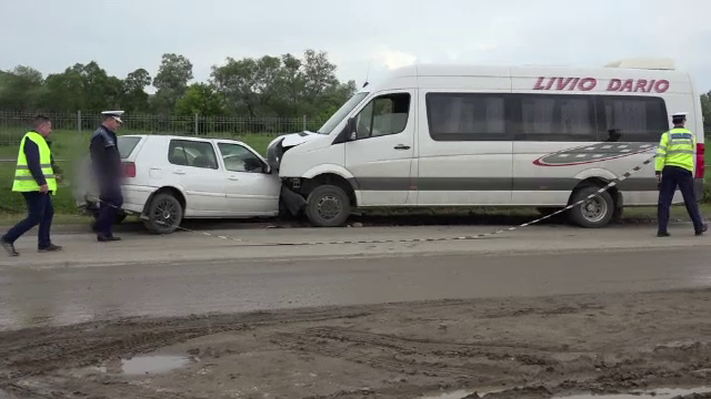 Patru persoane ranite, dupa ce soferul unei masini a intrat pe contrasens. "Din cauza la balta aceea a intrat in derapaj"