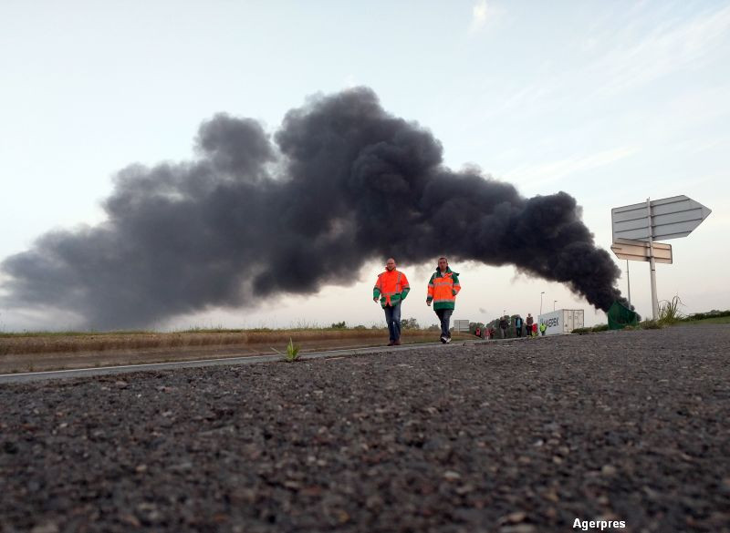 Protestele din Franta iau amploare. Traficul aerian si feroviar sunt afectate, iar centralele nucleare isi reduc productia