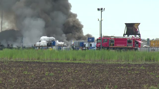Incendiu urias la un bazin de deseuri chimice si petroliere. Flacarile au fost vizibile si din afara orasului