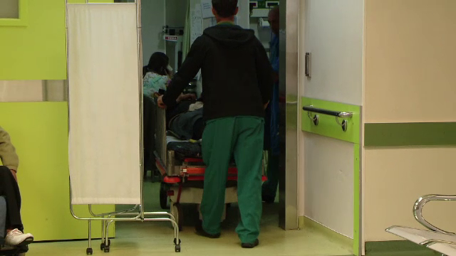 A ajuns la spital pentru a doua oara, injunghiat de sotie: "El munceste, ea sta degeaba". Ce a suparat-o pe femeia din Iasi