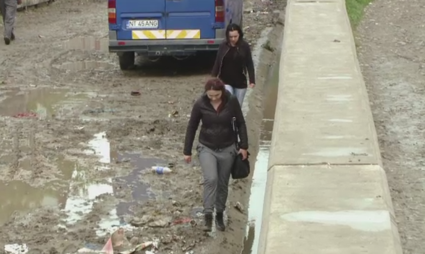 Situatia extrema pentru mai multe familii din Iasi. De ce sunt nevoiti sa sara un zid de 3 metri pentru a ajunge acasa