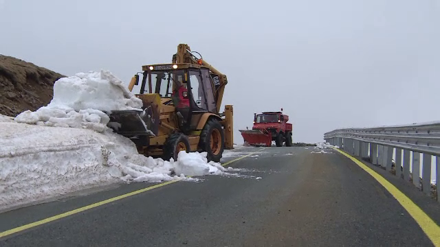 Iarna grea, cu nameti de 5 metri, la final de mai, pe Transalpina. Cand va putea fi redeschis drumul
