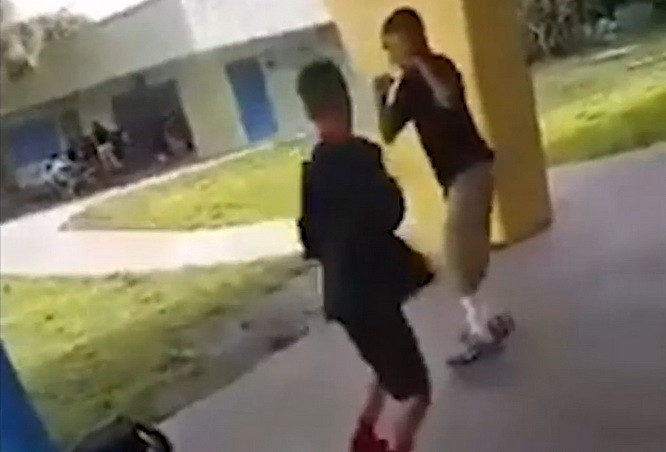 A ales GRESIT adversarul! A provocat un pusti care se antrena la MMA si a fost facut KO in cateva clipe! VIDEO