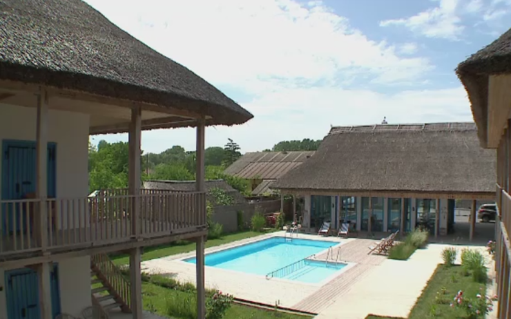 Manastiri mici ascunse printre stuf si rezervatii de pelicani. Atractiile din cel mai putin circulat brat al Dunarii