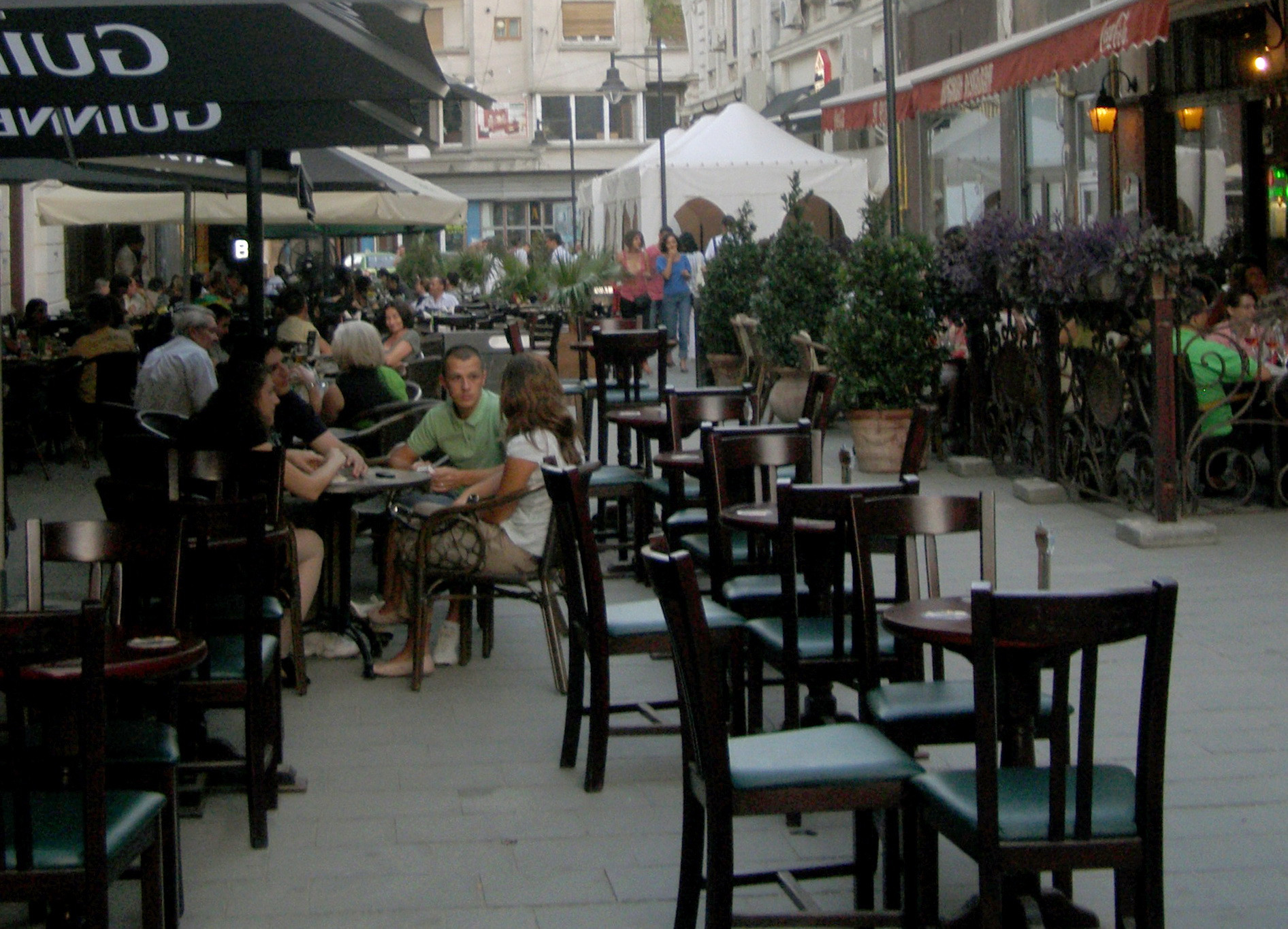 Nuntile si botezurile, interzise pe terasele sezoniere din Centrul Istoric al Capitalei. Noile reguli adoptate de autoritati