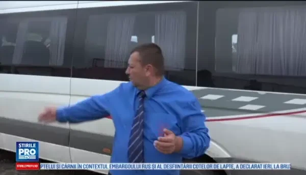 Patru persoane ranite, dupa ce soferul unei masini a intrat pe contrasens. Din cauza la balta aceea a intrat in derapaj