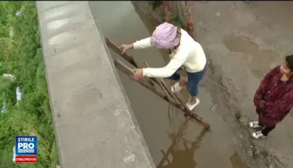 Situatia extrema pentru mai multe familii din Iasi. De ce sunt nevoiti sa sara un zid de 3 metri pentru a ajunge acasa