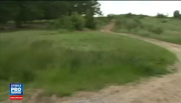 Un sat din Mehedinti e rupt de lume din cauza ca pe sosea a aparut un crater. Solutia autoritatilor: au blocat drumul